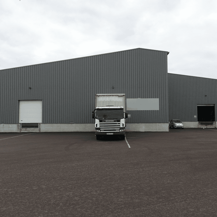 Camion devant la zone de chargement et déchargement