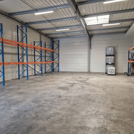 Entrepôt de stockage sécurisé avec rayonnages